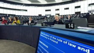 Европейският парламент прие резолюция с която призовава Полша да спазва