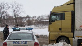 Временно се спира движението на моторните превозни средства над 12