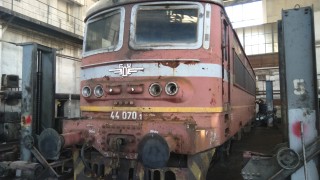 Локомотив на товарен влак се запали по време на движение