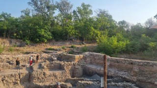 Археолози откриха великолепни стенописи на около 700 г в Мелник