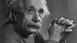 Алберт Айнщайн е спечелил $10 милиона през 2015 година. Мерилин Монро – $15 милиона