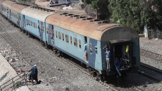 Два влака катастрофираха в Южен Египет съобщи източник пред АФП