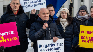 Евродепутати от България и Румъния и Австрия протестираха днес пред