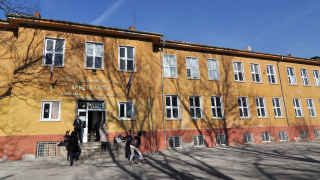 Нашата образователна система преподава на всички деца български език като