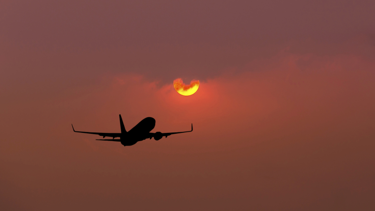 Съмнителен пътник забави полет от Лондон до София 