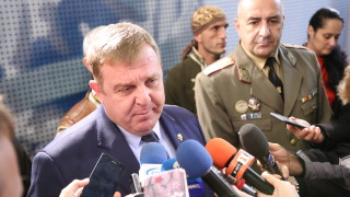Вицепремиерът и министър на отбраната Красимир Каракачанов е изпратил покани