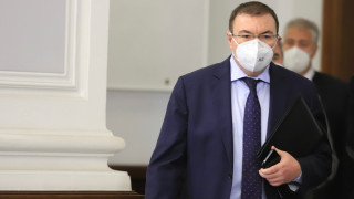 Проф. Костадин Ангелов: От COVID-19 паднаха всички маски, но гражданите да си ги носят