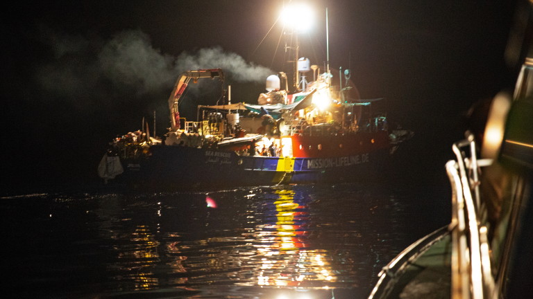 Италия допусна кораба със стотици мигранти до свое пристанище 