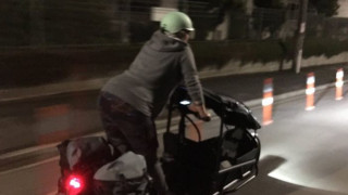 Новозеландският депутат Джули Ан Джентър отиде с колело до болницата