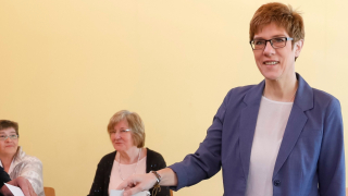 Близък съюзник на германския канцлер Ангела Меркел е фаворит за