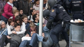 Расте броят на ранените при сблъсъците в Каталуния