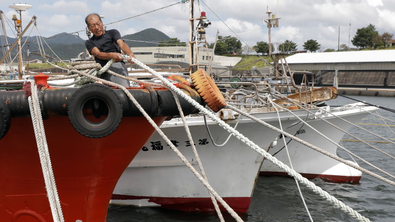 69-годишен мъж е спасен в бурното море край Япония, след
