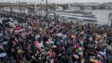 Десетки хиляди с марш в Будапеща в подкрепа на Орбан