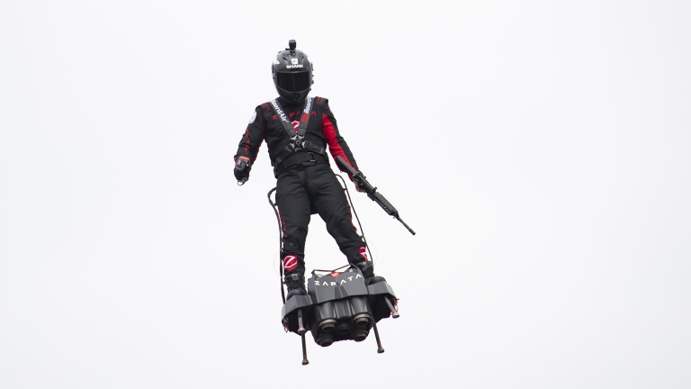 "Летящият човек" Франки Запата се подготвя за исторически полет над Ламанша с ховърборд