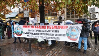 Студенти млади лекари и специализанти излязоха на пореден протест пред