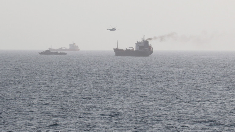 Иранската брегова охрана задържа два гръцки танкера в петък в