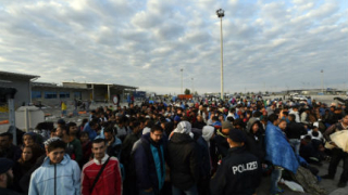 Тълпите мигранти по австрийско-германската граница не намаляват