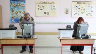 Социалистическата партия на албанския премиер Еди Рама си осигурява мнозинство