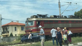 Локомотив на пътнически влак Бургас Сливен се е запалил Няма пострадали