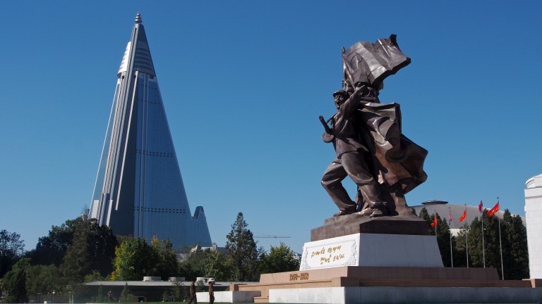 Северна Корея "открехна вратата" около най-голямата забележителност в Пхенян