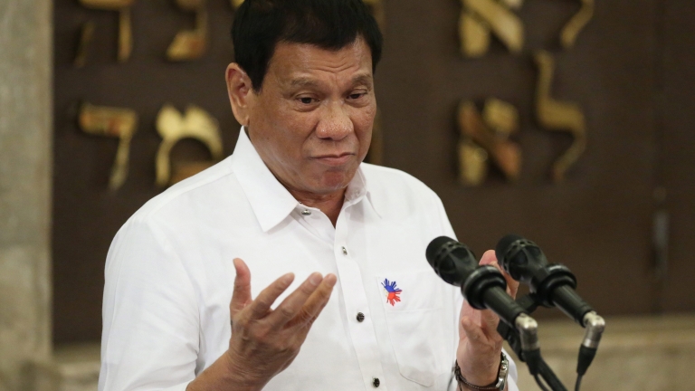 Филипинският президент заплаши бунтовниците с удари 
