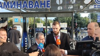 Вратарят на ЦСКА Густаво Бусато говори пред медиите на аерогара