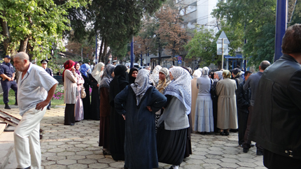 300 мюсюлмани се струпаха пред съда в Пазарджик