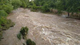 Проливни дъждове наводниха имоти в две бургаски села