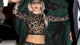 Лейди Гага се самозадоволява в бар