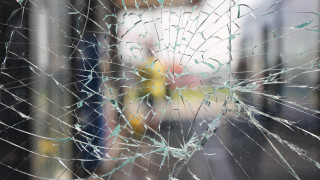 Вандал строши стъклото на входната врата на сградата на Община