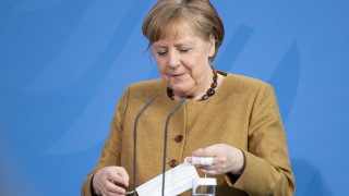 Германският канцлер Ангела Меркел ще получи в петък първа доза