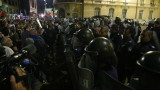  Напрежение сред протестиращи и полиция пред остарялата постройка на Народното събрание 
