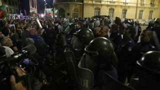 Повишено е напрежението между протестиращи и полиция пред старата сграда