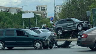Кола кацна върху метростанцията на столичния булевард Александър Малинов Дотук