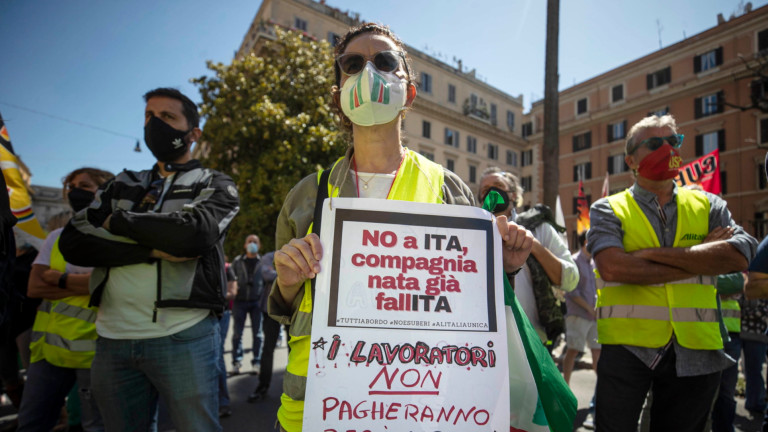 Протести и извинения бележат края на авиокомпанията Alitalia, съобщи АП.