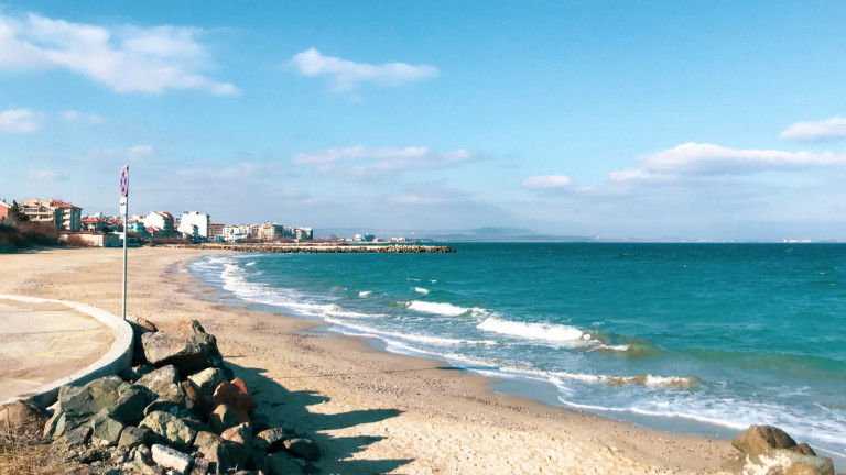 Дезинфекцират усилено плажа във Варна с активен хлор