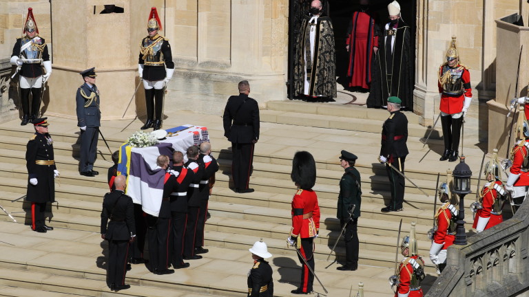Великобритания си взе последно сбогом с принц Филип. Траурната процесия