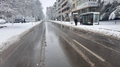 Кола отнесе павилион на спирка в Русе