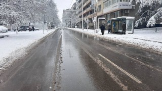 Лек автомобил се е врязал в автобусна спирка ул Борисова