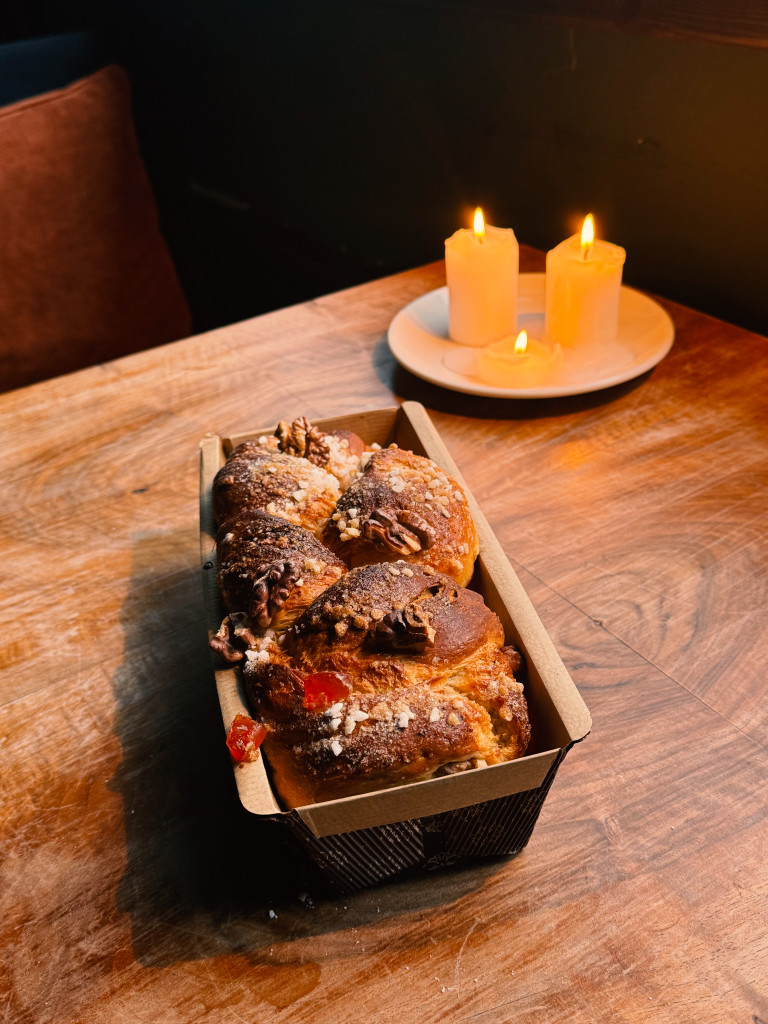 Козунакът на &хляб с локум и орехи