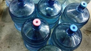 Полицията иззе голямо количество нелегален алкохол от дома на мъж