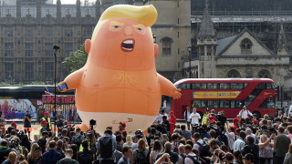 Протестиращи в Лондон издигнаха балон на сърдито бебе с лика на Тръмп 