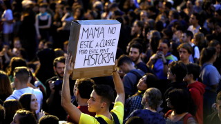 Най малко 33 души бяха арестувани а 46 полицаи бяха ранени