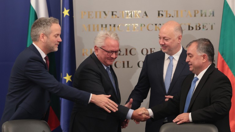 Гигантски скок за военната индустрия: Rheinmetall и ВМЗ-Сопот подписаха за завода за снаряди и барут