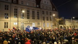  Управляващите в Полша склонни да се откажат от противоречивия закон за правосъдната система 