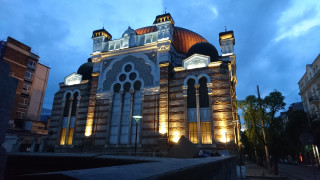 Неизвестни разлепиха некролози на Хитлер на фасадата на Софийската синагога