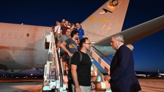 Първите военни самолети превозващи предимно европейски граждани евакуирани от Нигер