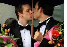 Френският президент подписа закона за гей браковете