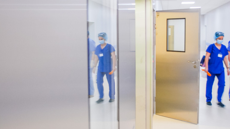 Затвориха две клиники в болницата в Плевен заради лекар с коронавирус
