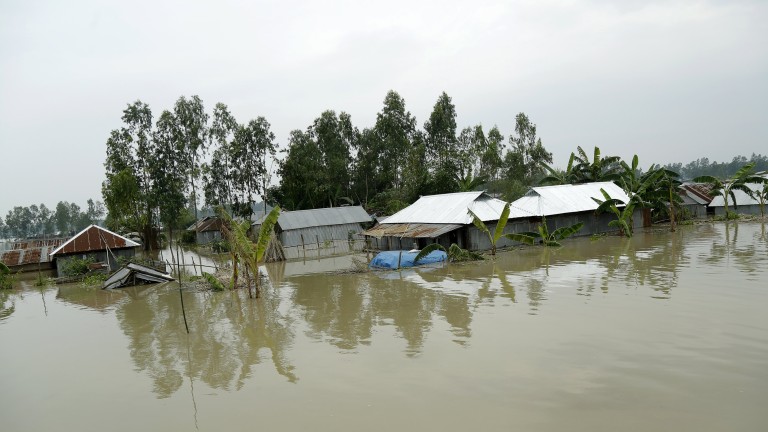 Най-малко 16 млн. души са били засегнати от наводнения заради